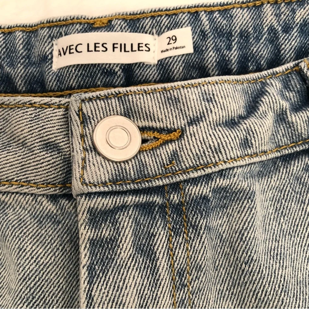 AVEC LES FILLES JEAN SHORTS SIZE 29 HIGH WAIST RAW HEM DISTRESSED NWT - Picture 3 of 14